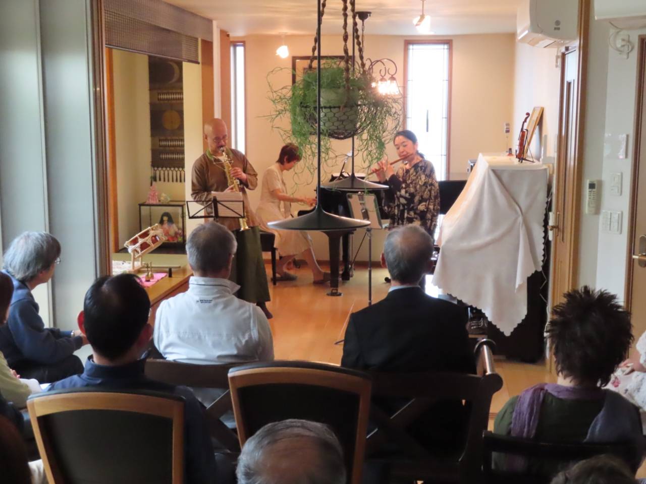 薔薇の会でのミニコンサート